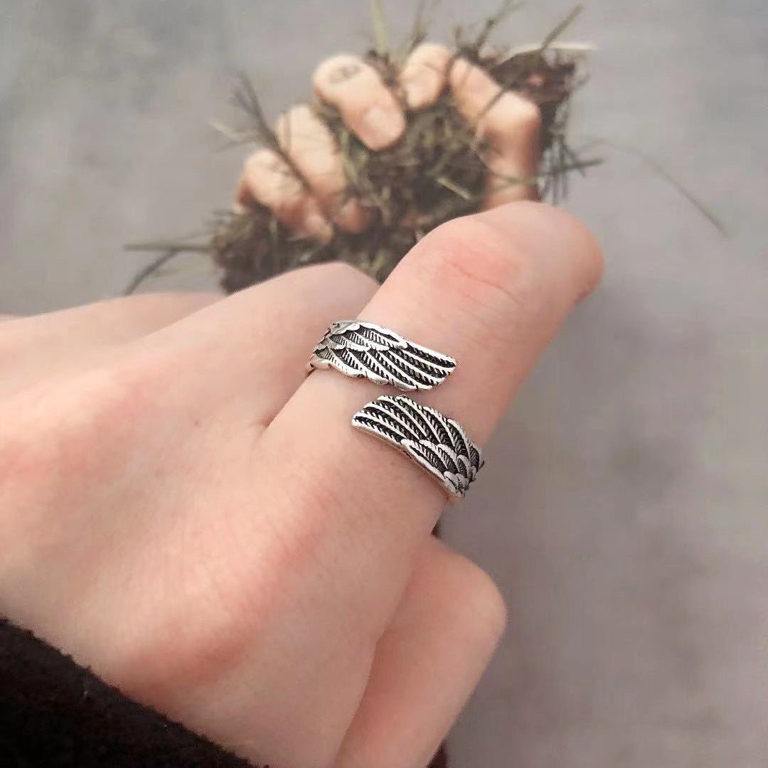 Angel Wings Love Couple Silver Ring - Elegant Plain Design for Romantic Gifts snake - label